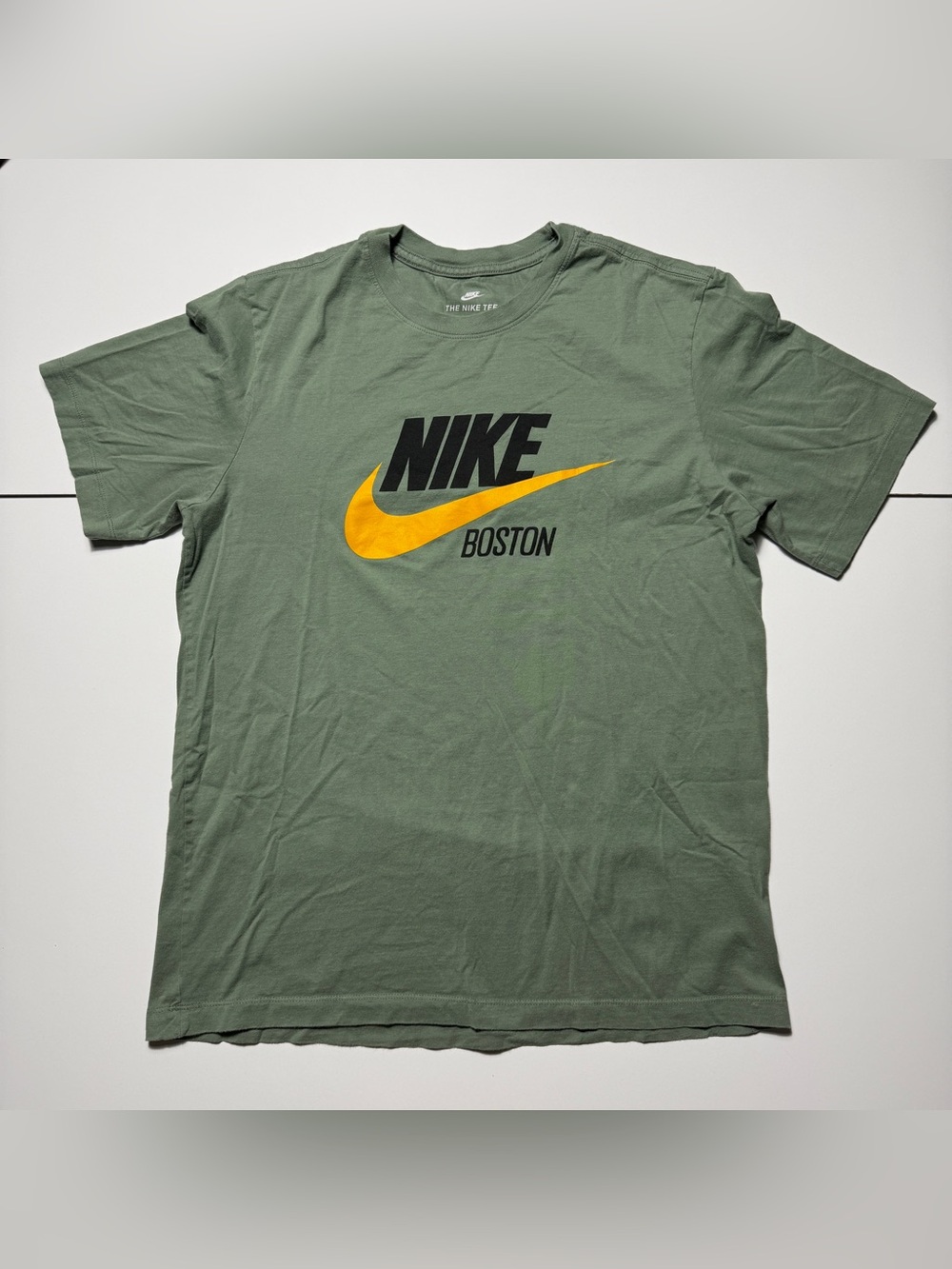 Nike Boston Logo Tee Men’s Medium Green Graphic Swoosh Shirt Casual Athletic